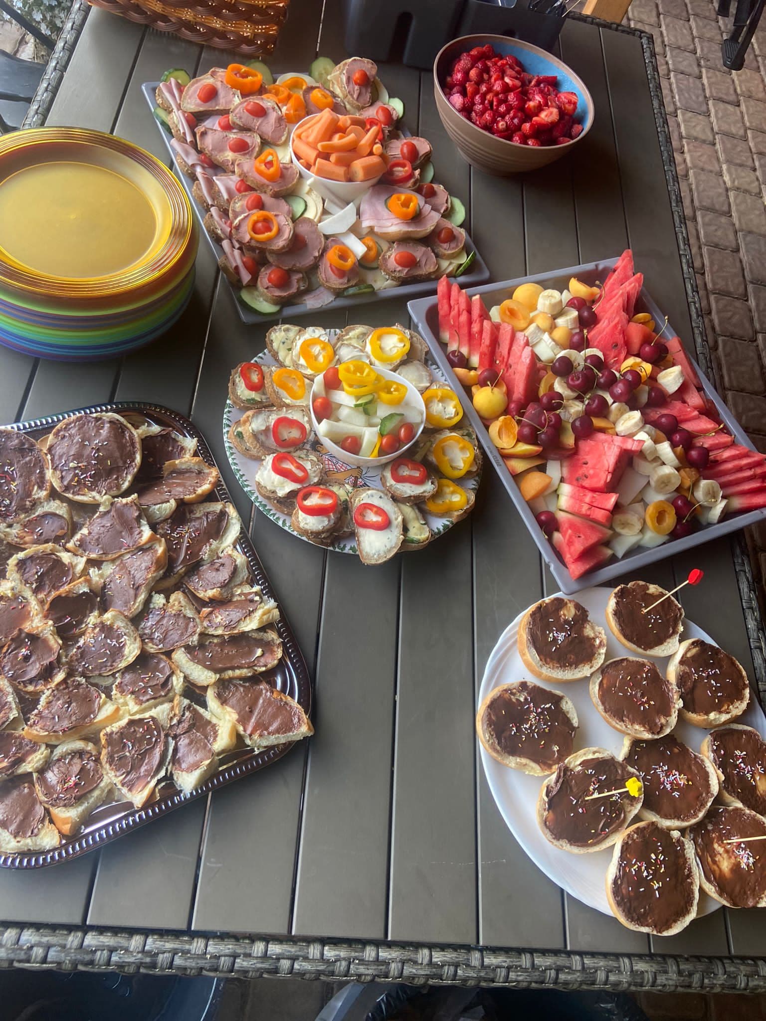 Platten mit belegten Broten, Obst und Gemüse